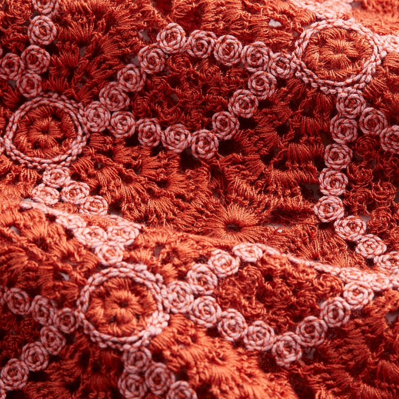 diseño textil en crochet naranja con rosado de la tiendannos H&M