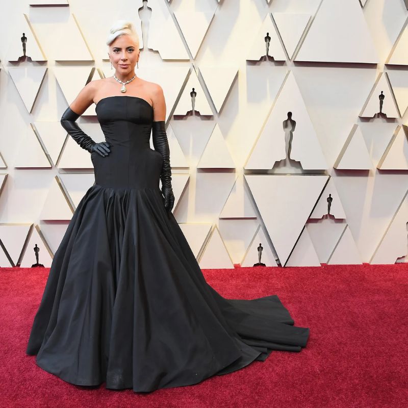 8. Lady Gaga (2019) Lady Gaga, nominada a Mejor Actriz por Ha nacido una estrella, deslumbró en los Oscars de 2019 con un vestido negro de Alexander McQueen. Lo que realmente robó la atención fueron las joyas, especialmente el collar Tiffany Diamond, un diamante amarillo de 128,54 quilates que solo había sido usado por Audrey Hepburn en Desayuno con diamantes. La actriz fue la primera mujer en llevar este histórico diamante, lo que le otorgó un lugar especial en la historia de los Oscars. El look de Lady Gaga, además de ser impresionante, marcó un hito en la moda de la alfombra roja.