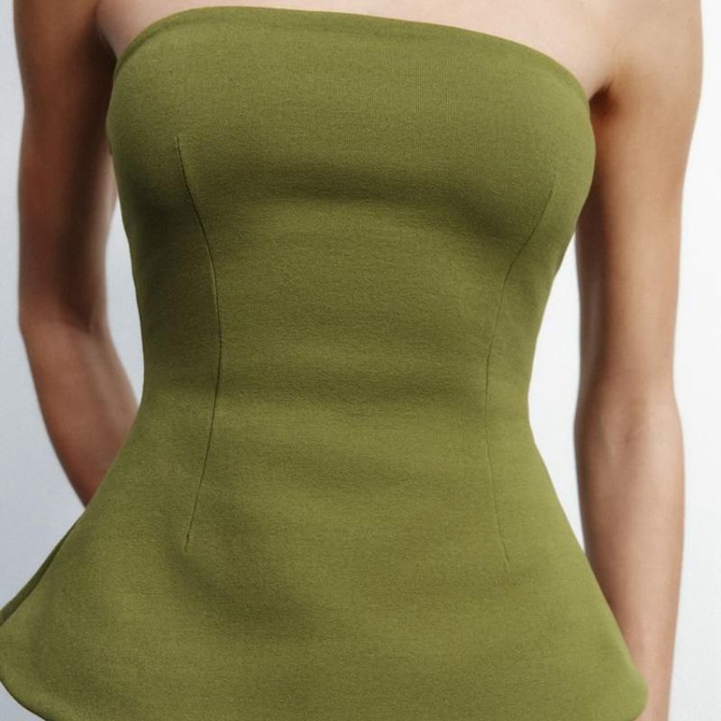 tendencias blusas 2000 en 2025 TOP BANDEAU INTERLOCK Verde Top confeccionado en tejido de punto elástico y flexible con trama compacta, mullida y opaca. Escote recto y hombros descubiertos.