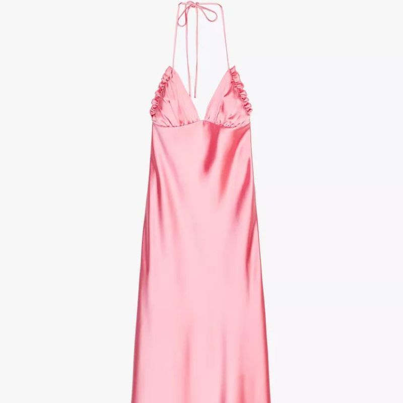 VESTIDO SATINADO ZARA Millie Bobby Brown y la tendencia de los vestidos satinados