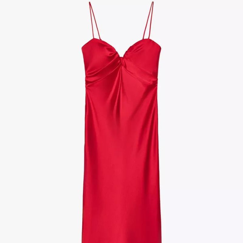 VESTIDO MIDI SATINADO CORAZÓN ZARA Millie Bobby Brown y la tendencia de los vestidos satinados