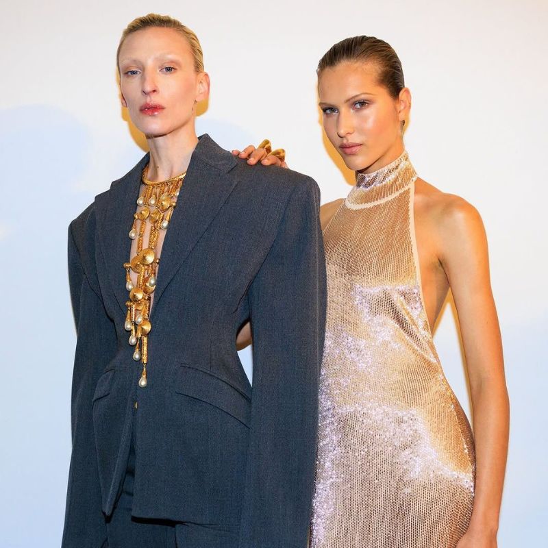 “Lone Star” Schiaparelli AW 2025 Magie Maurer y Angelina Kendall