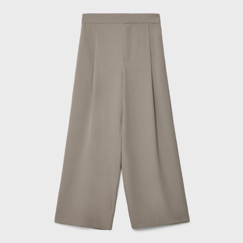 Pantalón de vestir atemporal de Stradivarius culotte con pinzas. Prendas básicas para oficina
