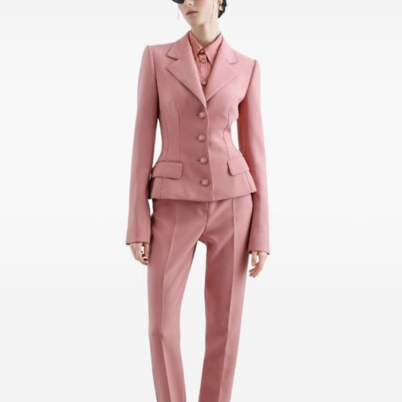 Prendas que Carrie Bradshaw usaría hoy de Farfetch conjunto Dolce & Gabbana blazer con botones