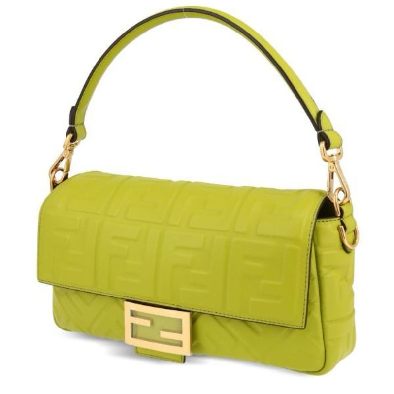 Prendas que Carrie Bradshaw usaría hoy de Farfetch Fendi bolsa Baguette 2020