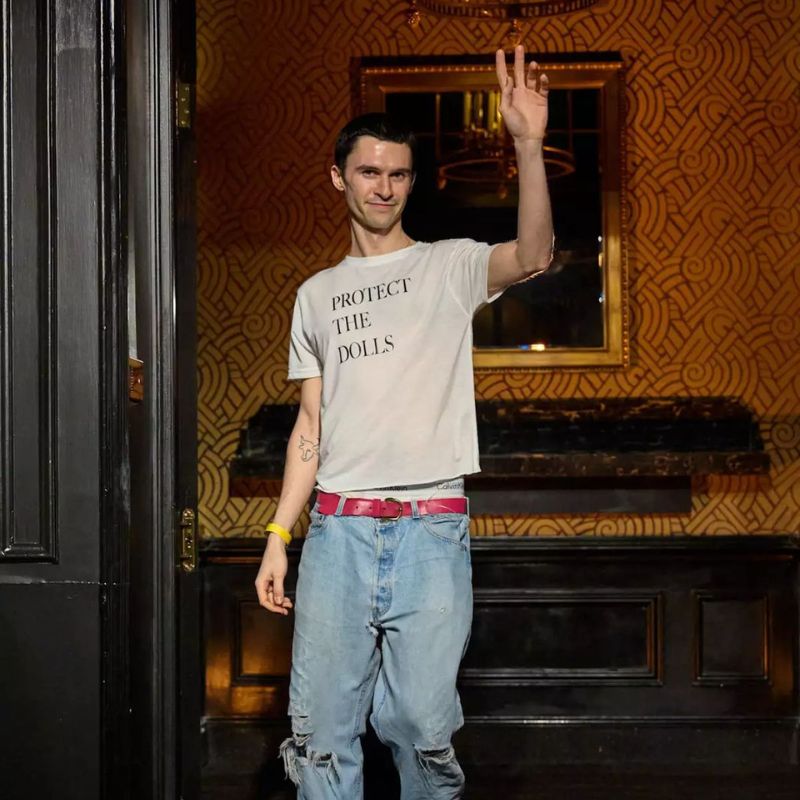 Conner Ives utilizando su camiseta "Protect The Dolls", para su colección otoño/invierno 2025