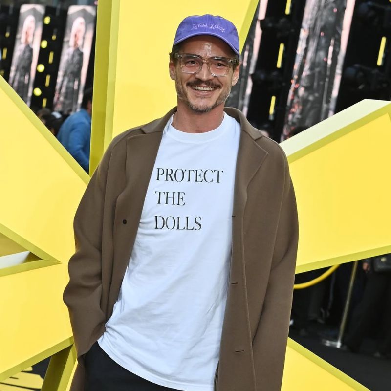 Pedro Pascal utilizando la camiseta Protect The Dolls