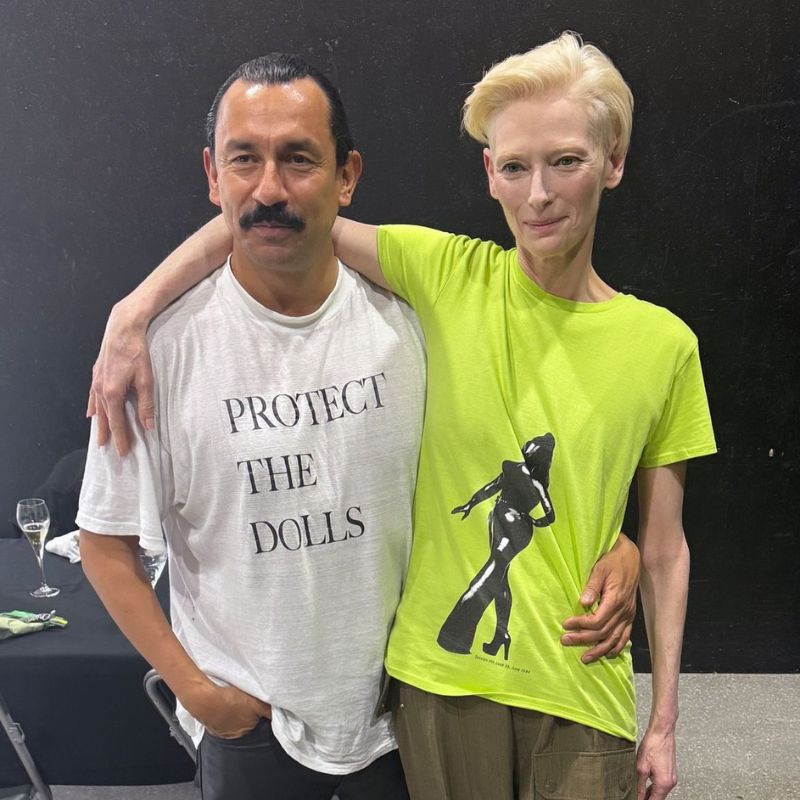 Haider Ackermann utilizando la camiseta Protect The Dolls