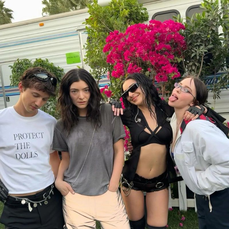 Troye Sivan utilizando la camiseta Protect The Dolls