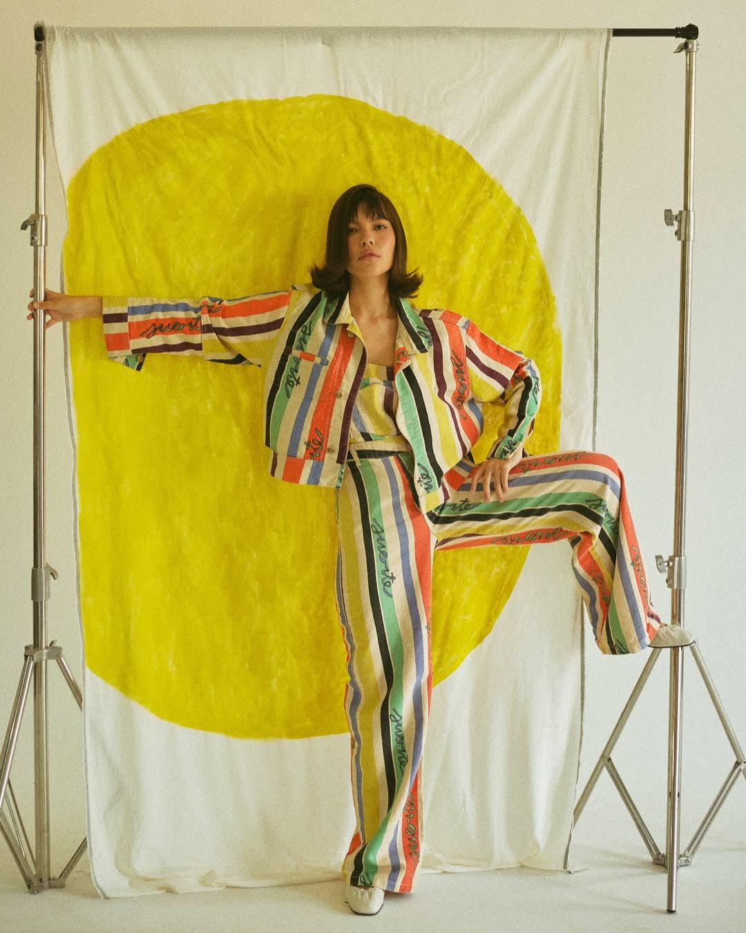Imagen del desfile: Desfile de la colección “Garabatos” de Sixxta y Sybilla en Bogotá Fashion Week 2025, mostrando la fusión de arte y moda en prendas únicas.