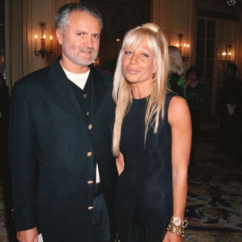 Donatella Versace cumpleaños. foto con su hermano Gianni Versace