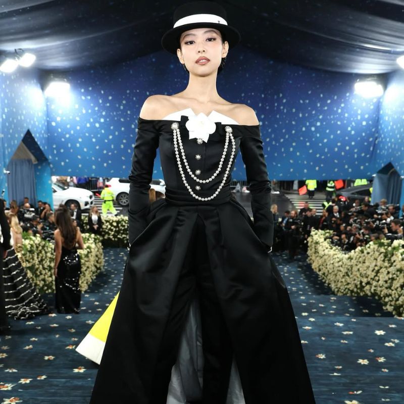 Met Gala 2025 Jennie Kim en Chanel a medida