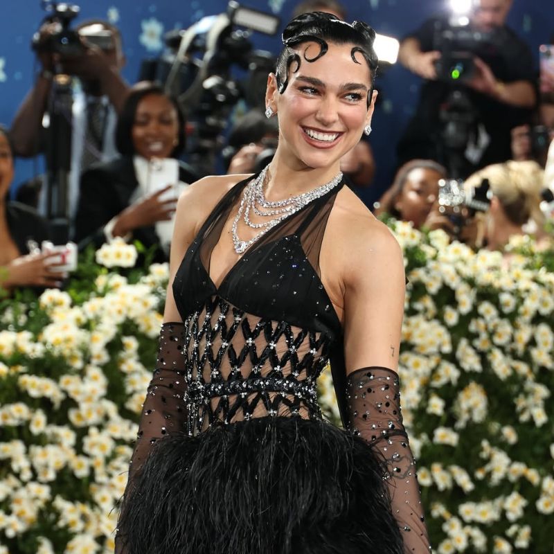 Met Gala 2025 Dua Lipa en Chanel, estilizada por Lorenzo Posocco