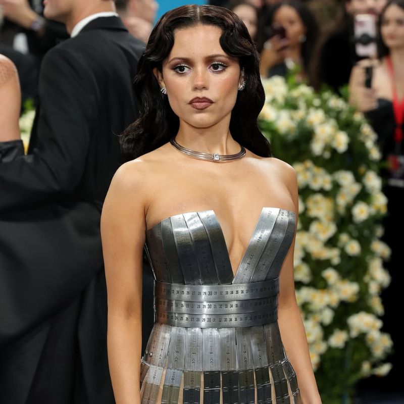 MET Gala 2025 Jenna Ortega en Balmain personalizado y gargantilla de Grow Brilliance, estilizada por Enrique Melendez