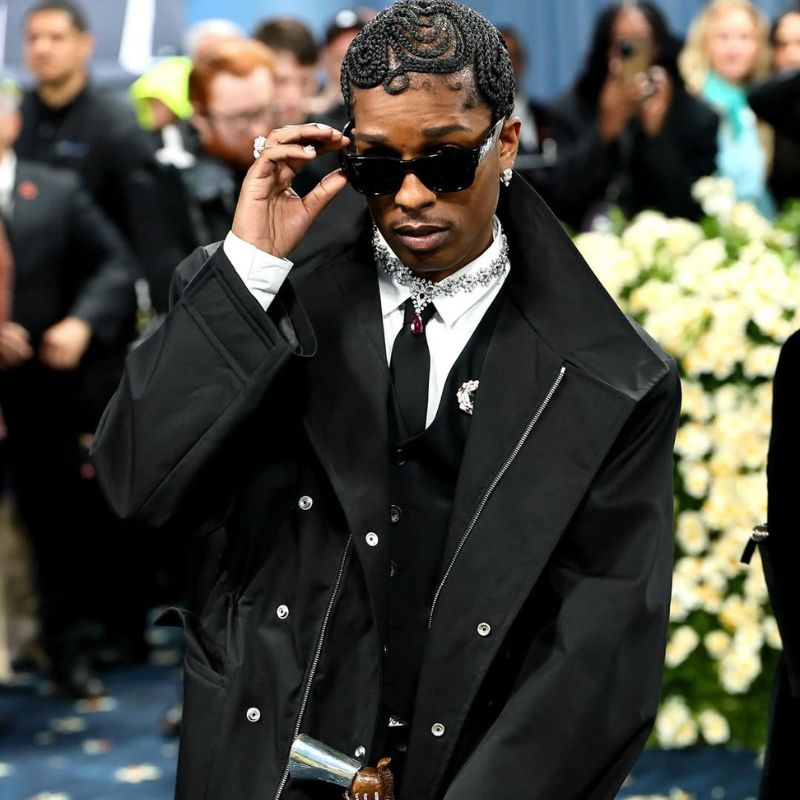 A$AP Rocky en Awge y paraguas de Briony Raymond