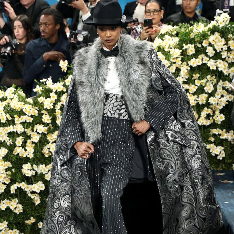 Ugbad Abdi en un traje personalizado de Michael Kors