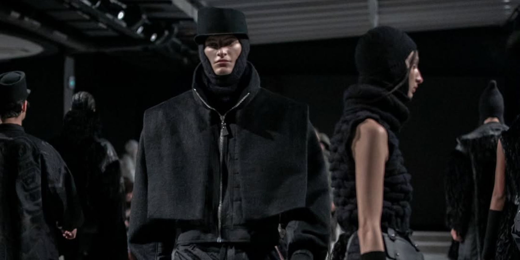 Colección artesanal de Cubel en Bogotá Fashion Week 2025 con bordados hechos a mano, textiles tradicionales y siluetas arquitectónicas de Humberto Cubides.
