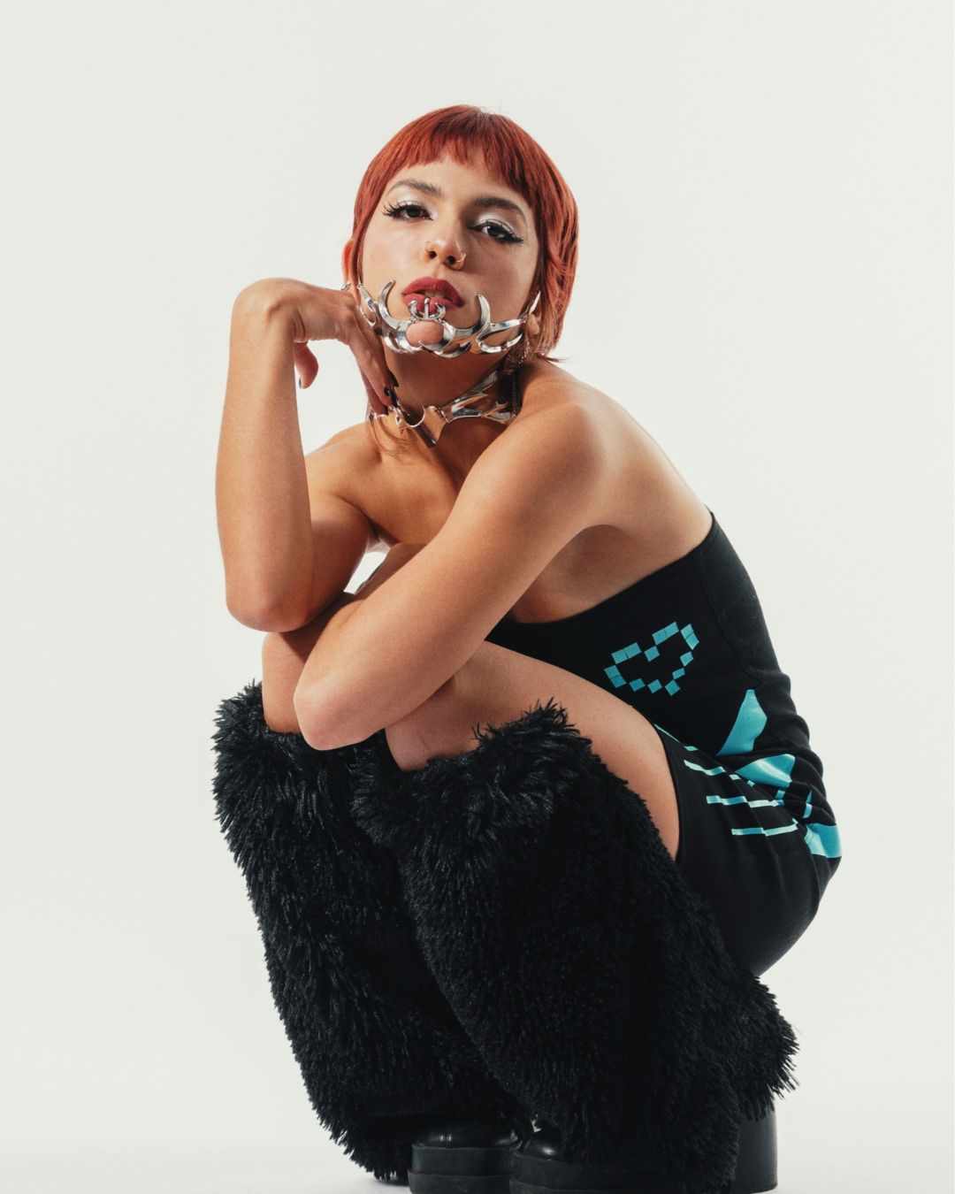 Modelo usando un conjunto colorido y futurista de Nizu Project, con estética cyberpunk y estilo punk alternativo, hecho en Costa Rica.