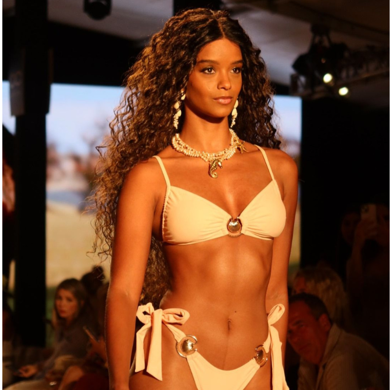 Pasarela de Syrena Swimwear en Miami Swim Week 2025 con diseño inspirado en glamour vintage