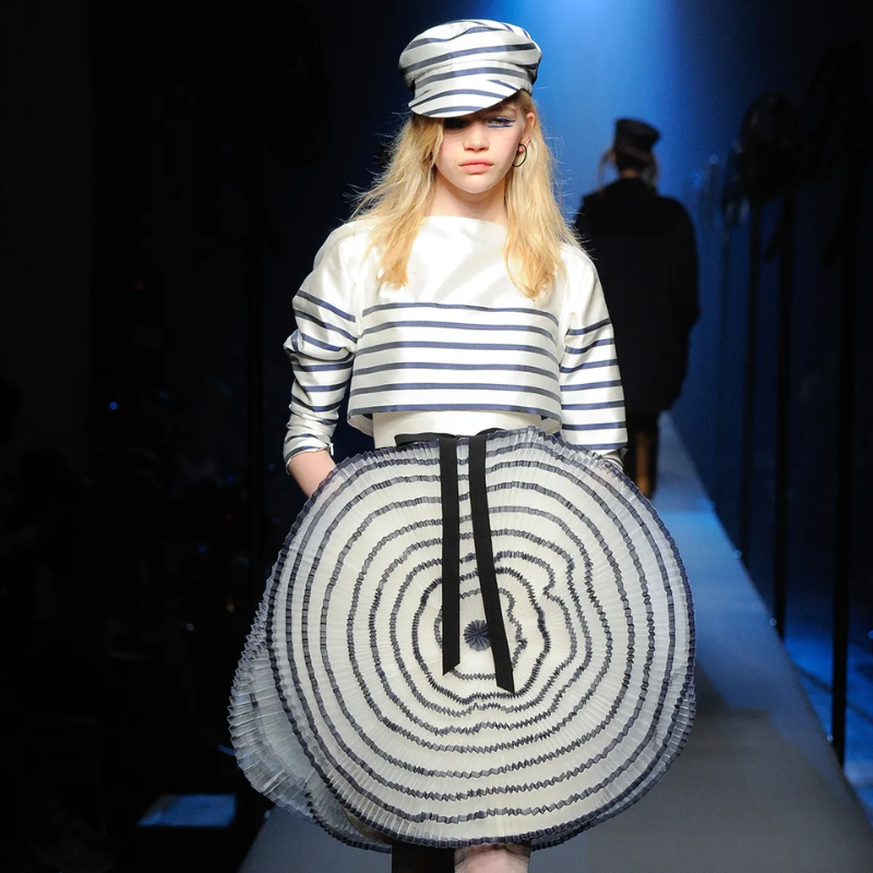 Pasarela con modelos diversos en un desfile de Jean Paul Gaultier.