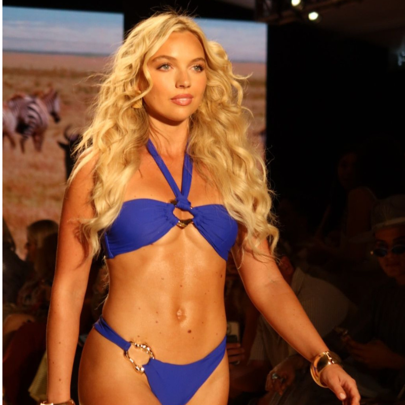 Pasarela de Syrena Swimwear en Miami Swim Week 2025 con diseño inspirado en glamour vintage