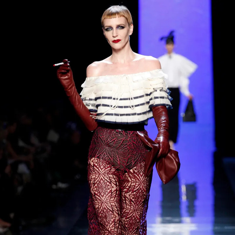 Pasarela con modelos diversos en un desfile de Jean Paul Gaultier.
