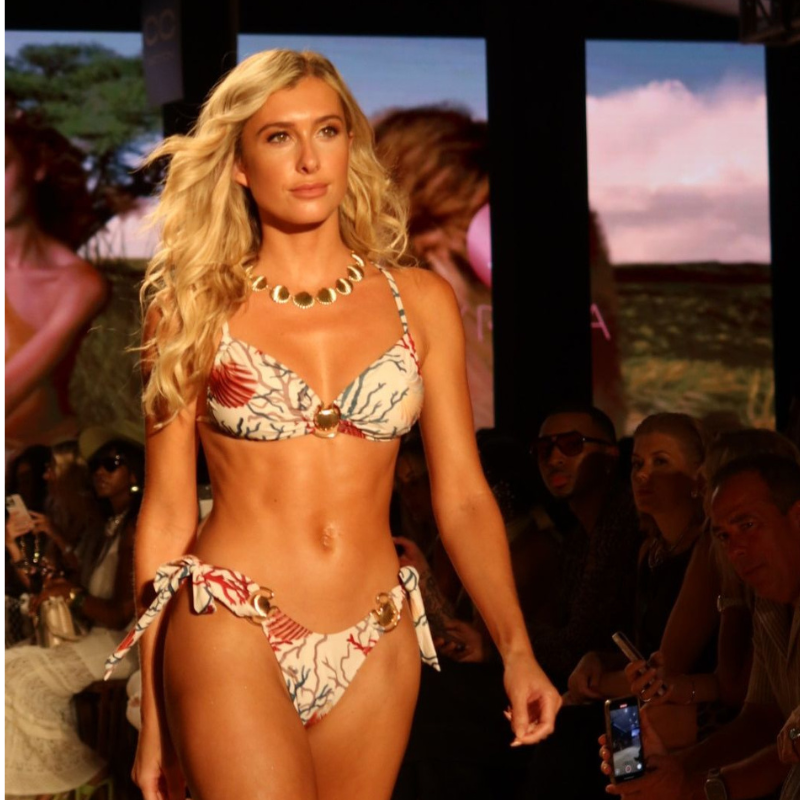 Pasarela de Syrena Swimwear en Miami Swim Week 2025 con diseño inspirado en glamour vintage