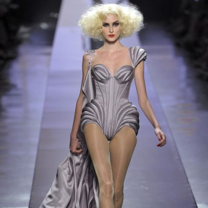 Pasarela con modelos diversos en un desfile de Jean Paul Gaultier.