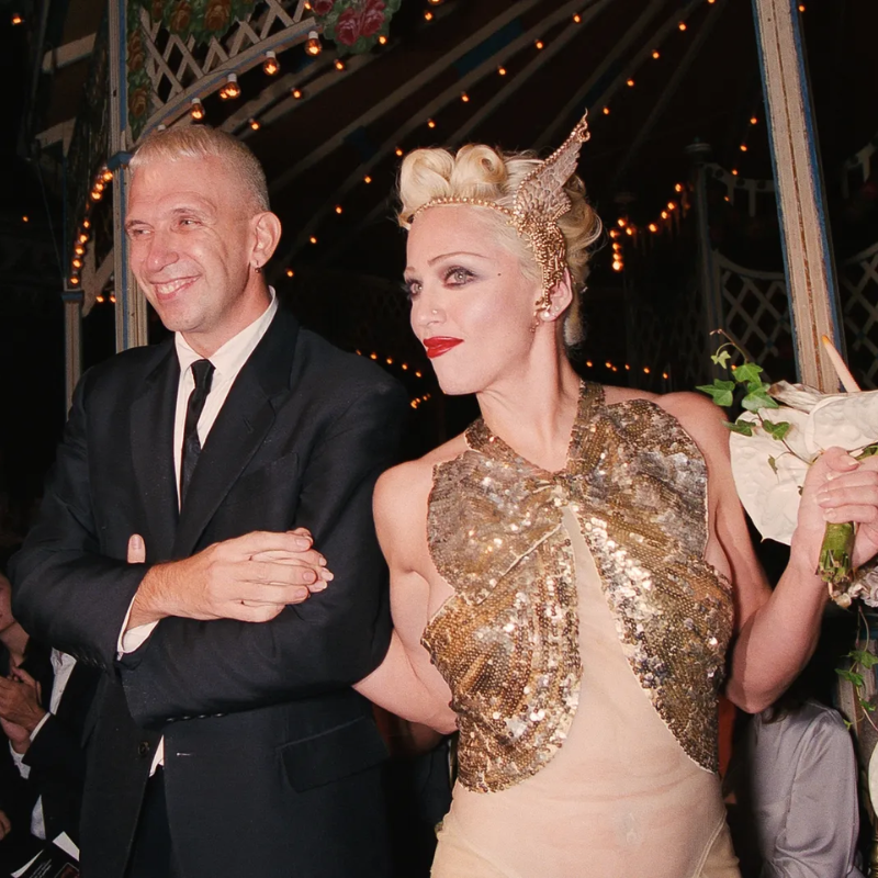 Jean Paul Gaultier y Madonna en alfombra roja.