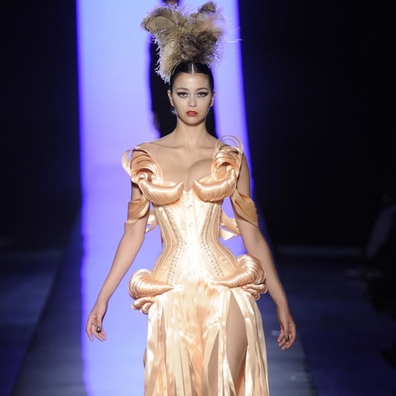 Pasarela con modelos diversos en un desfile de Jean Paul Gaultier.