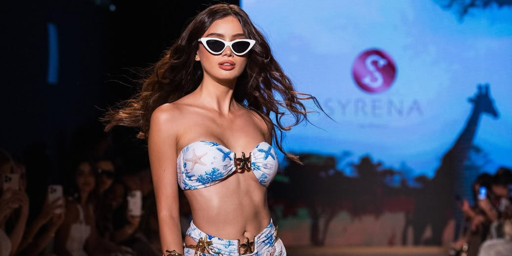 Diseño de traje de baño de Syrena Swimwear con estampado exótico y cortes elegantes