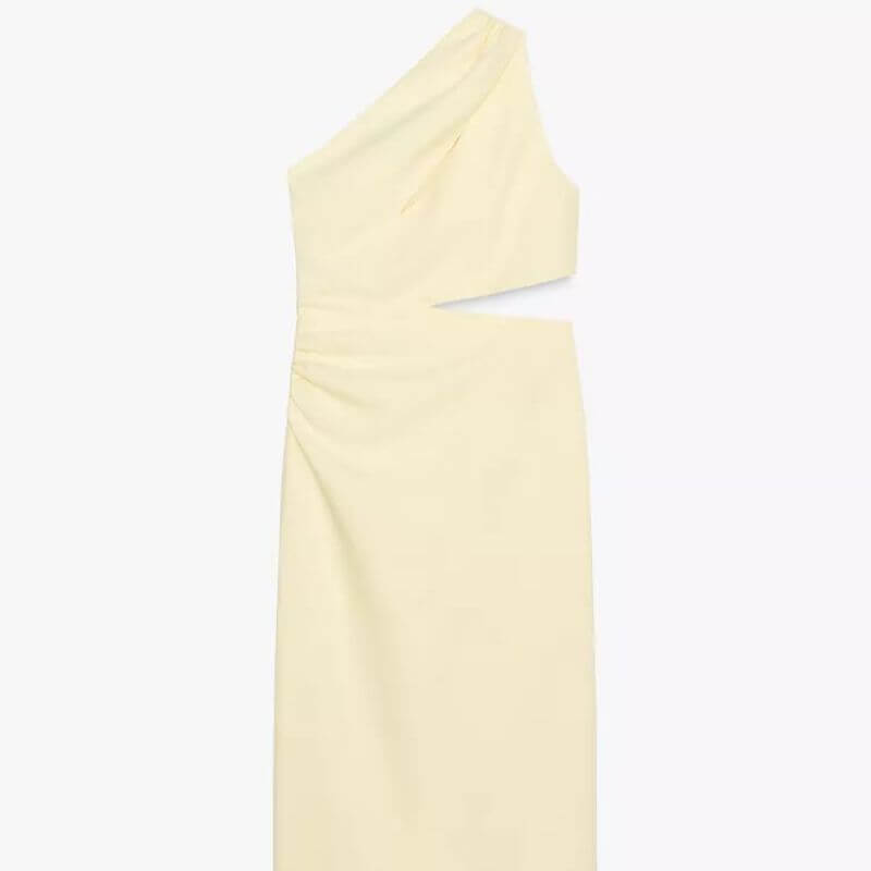 rebajas de Zara de mitad de año, las mejores opciones Vestido entallado de escote asimétrico y manga sisa. Detalle de aberturas y acabados con frunces. Bajo con abertura en espalda. Cierre lateral con cremallera oculta en costura. referencia: 5029/131/300