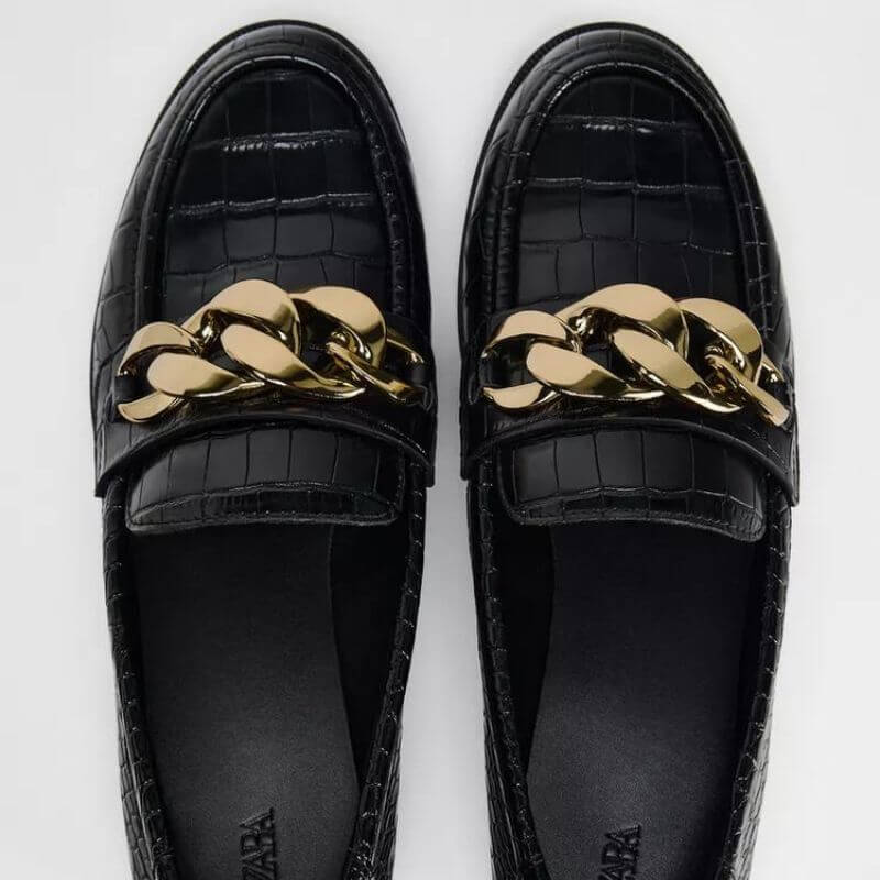 rebajas de Zara de mitad de año, las mejores opciones Zapato tipo mocasín con relieve en el cuerpo. Detalle de maxi cadena metálica en el empeine. Copete subido. Acabado en punta redonda. referencia: 3575/410/800